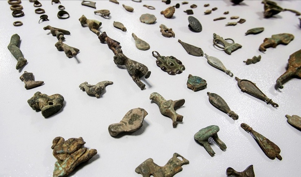 کشف صد قطعه اشیاء عتیقه در شهرستان راز و جرگلان ,